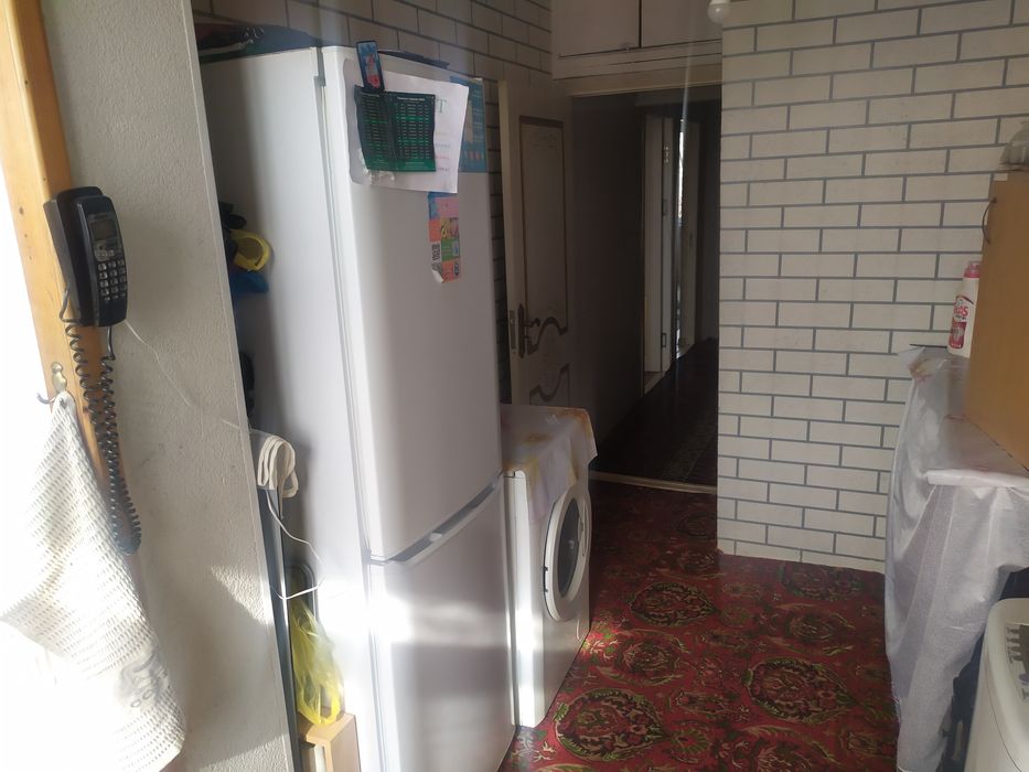 Продоетса квартира 4 комнатная  4 этаж  локатция отличная