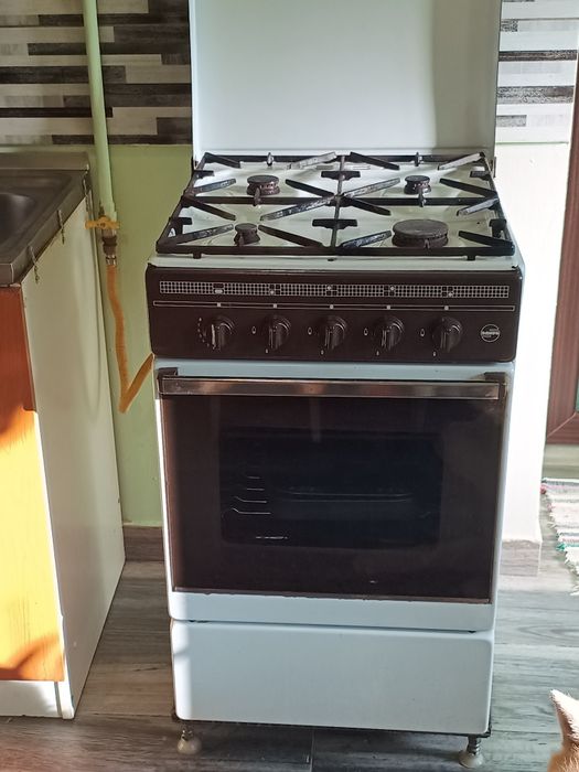 Aragaz 4 ochiuri și cuptor