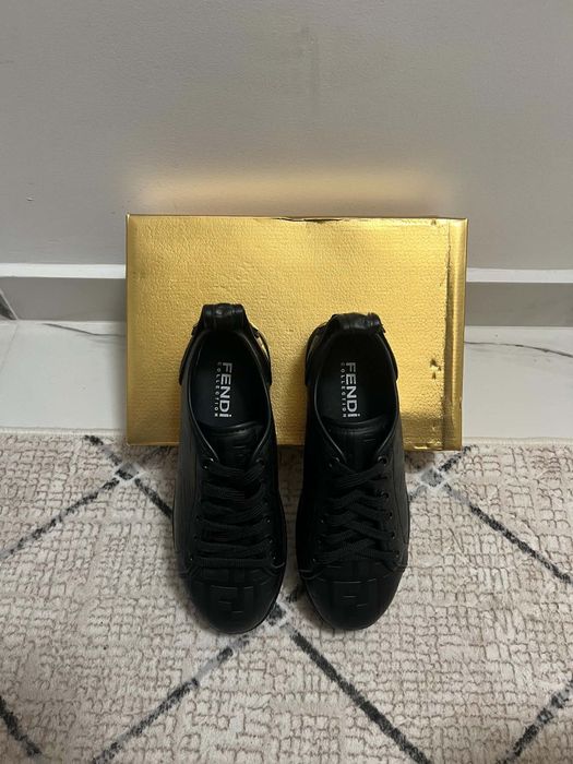 Черни маратонки на FENDI