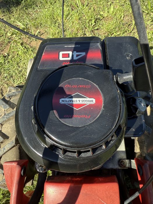 Motocultor taiat iarba pe benzina