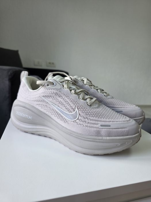 Nike Vomero Plus – 42 EU | Design modern | Noi
