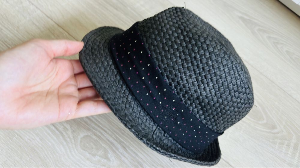 Pălărie Neagră cu Bandă cu Buline Colorate