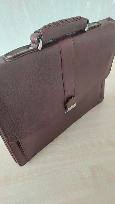 Красивый коженный портфель