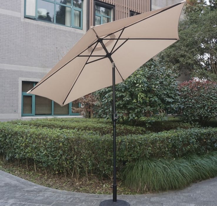 Градински чадър с диаметър 2,77м.