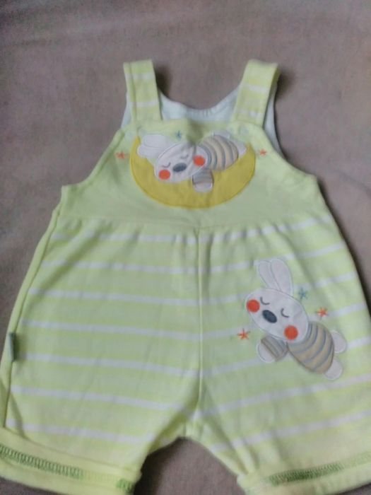 различни бебешки дрешки