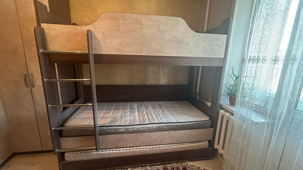 Продам двухярусную  кровать