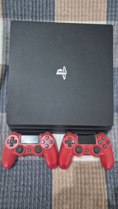 Продается приставка PS4 и игры к нему