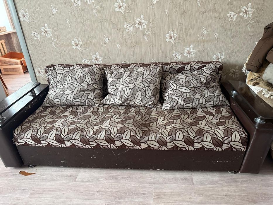 Кровать, диван, столик