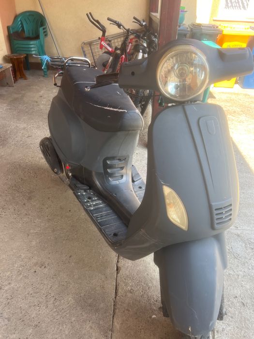 Un scuter anul 2016, motor 49cc, 4T