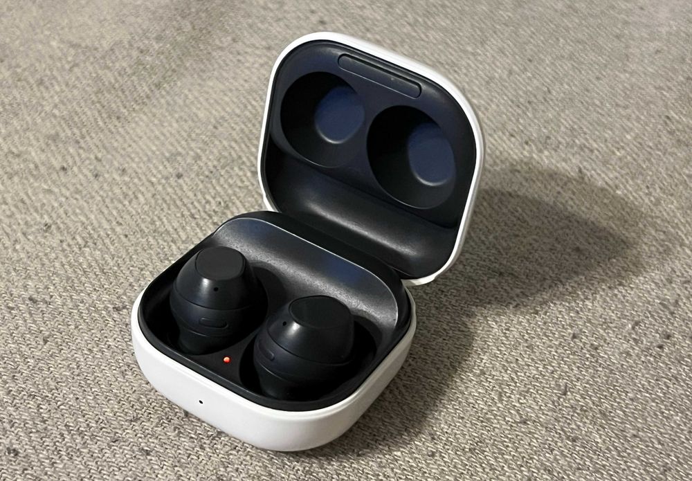 Samsung Galaxy Buds FE functioneaza doar casca stanga cu doking cutie