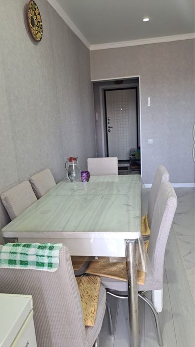 Продам кухонный стол со стульями