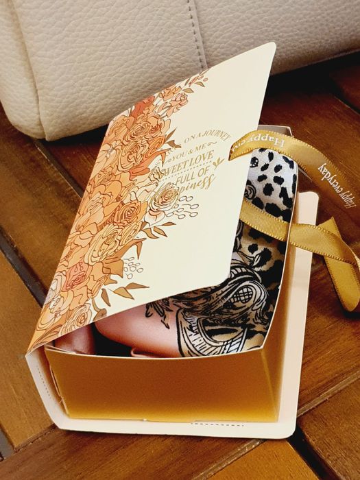 Eșarfă pink satinată elegantă 70x70 | Box Ready to Gift | Cadou sigur