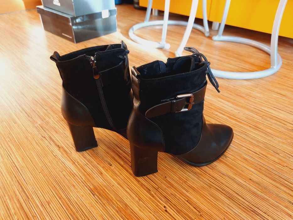 Високи черни боти