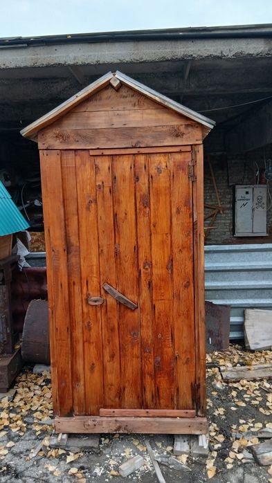 Деревянный туалет в Глубоком.