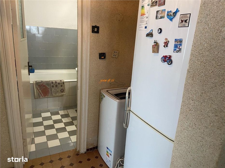Apartament 3 camere , zona Scoala nr 10 , et 78 , decomandat , liber