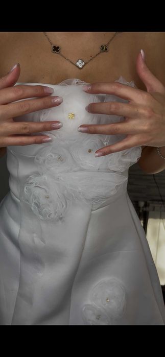 бяла рокля шита по поръчка неопренова с бели цветя и златни орнаменти