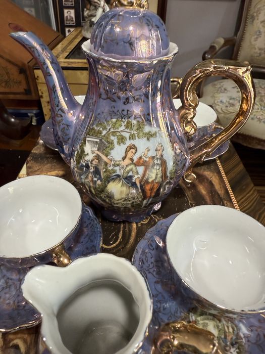 красив порцеланов сервиз за кафе