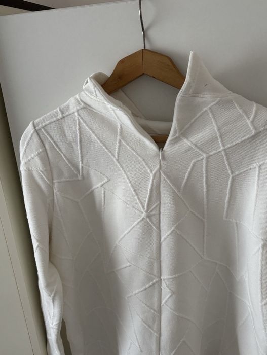 Продавам бяла блуза на Madeleine