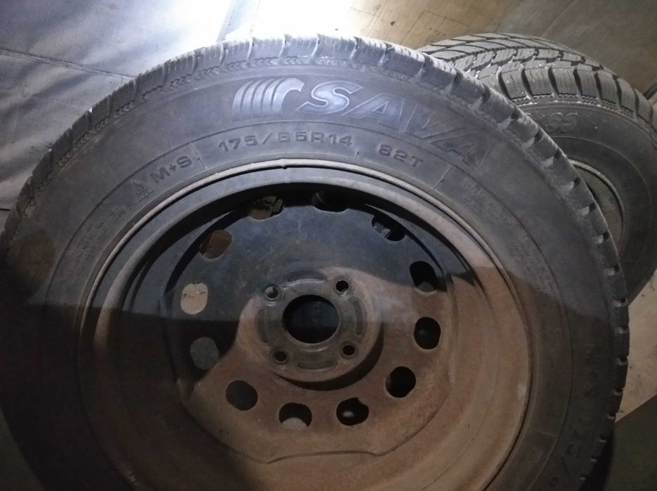 комплект от 2 зимни гуми с размер -175/65 R14 с железни джанти
