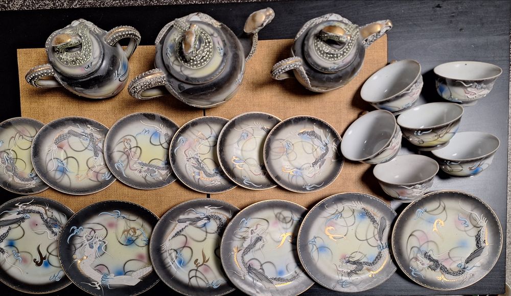 Serviciu desert/cafea/ceai lucrat manual in relief, pictat.