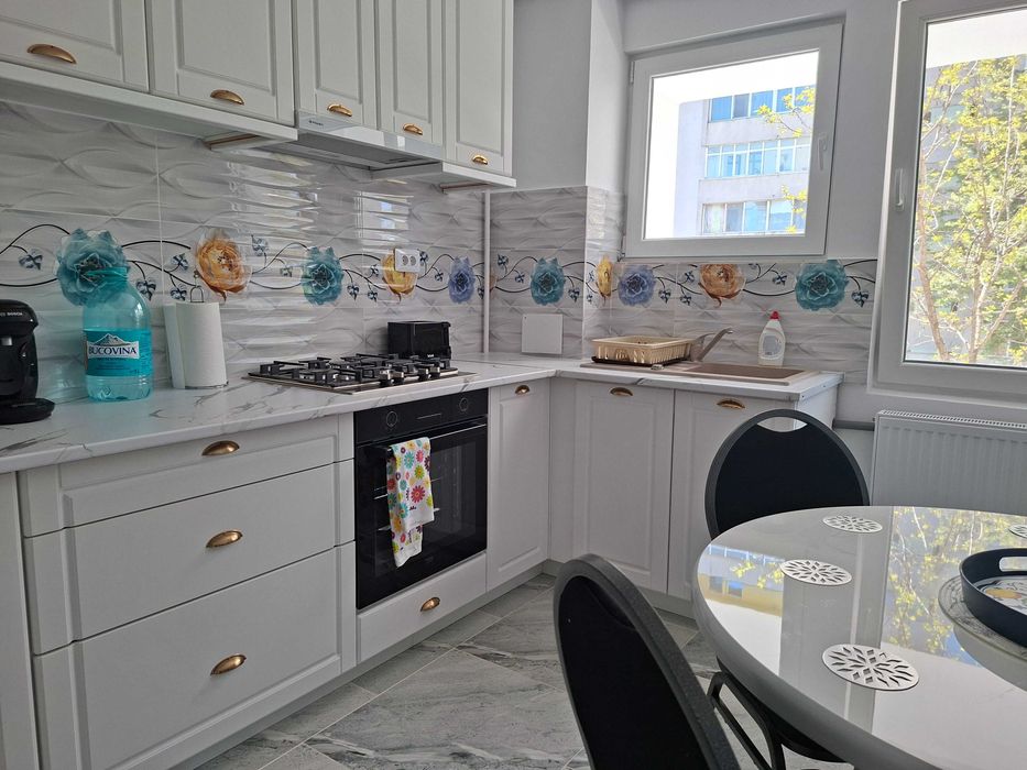 Constanta,apartament 3 camere, central de inchiriat pe termen lung,renovat utilat,mobilat,gaz,3 balcoane,vedere port
