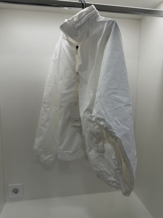 Бяла ветровка, нова с етикет, размер М, с прибираща се качулка