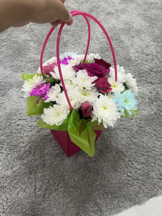 маленькая корзинка цветков