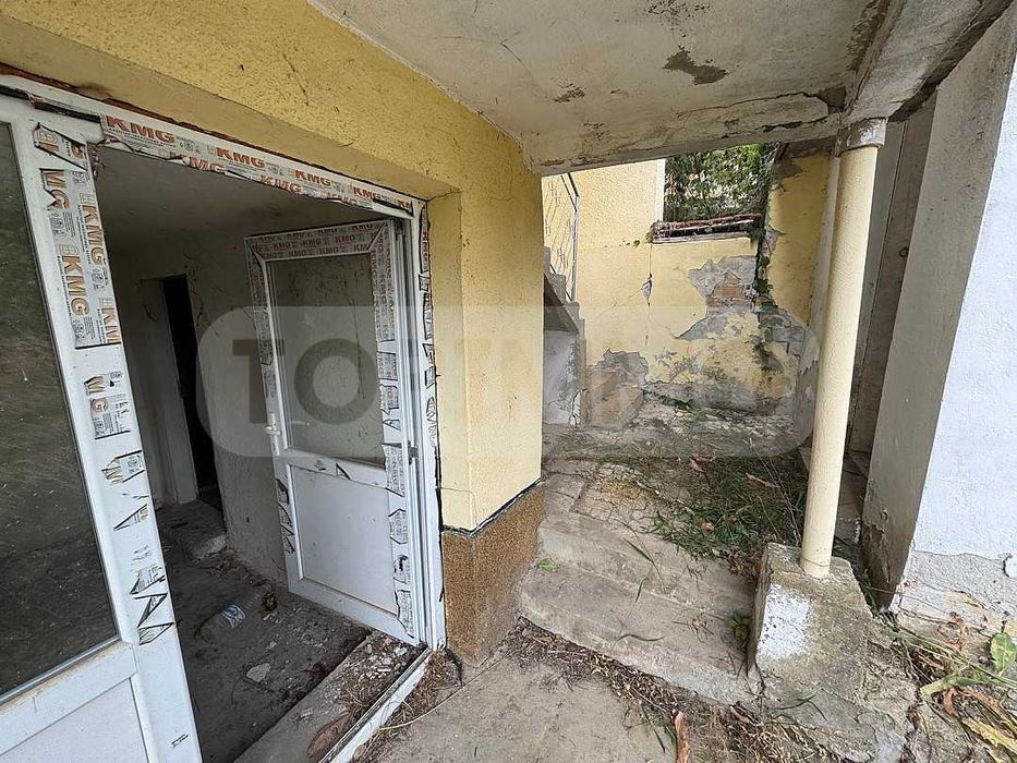 Двуетажна къща в село Копривец