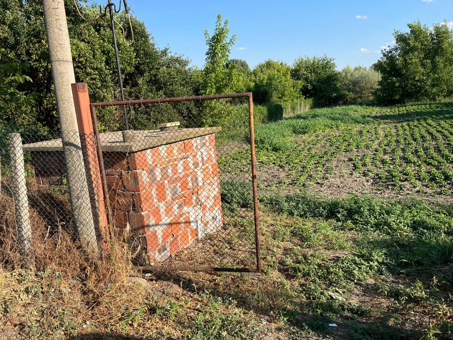 Дворно място до главен път