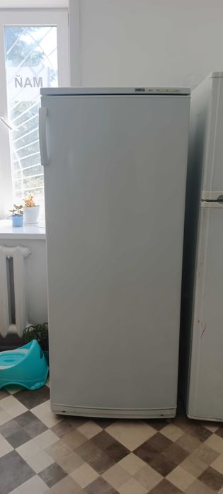 Морозильник Атлант вертикальный. Морозильник.