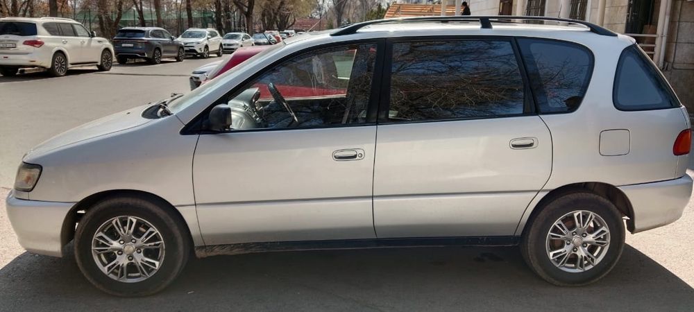 Авто машина тойота ипсум