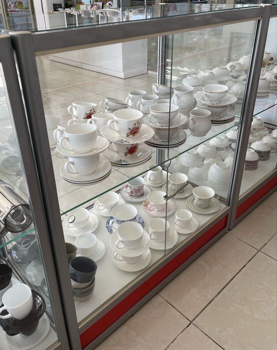 Продам стеклянные витрины 2 шт  со столом