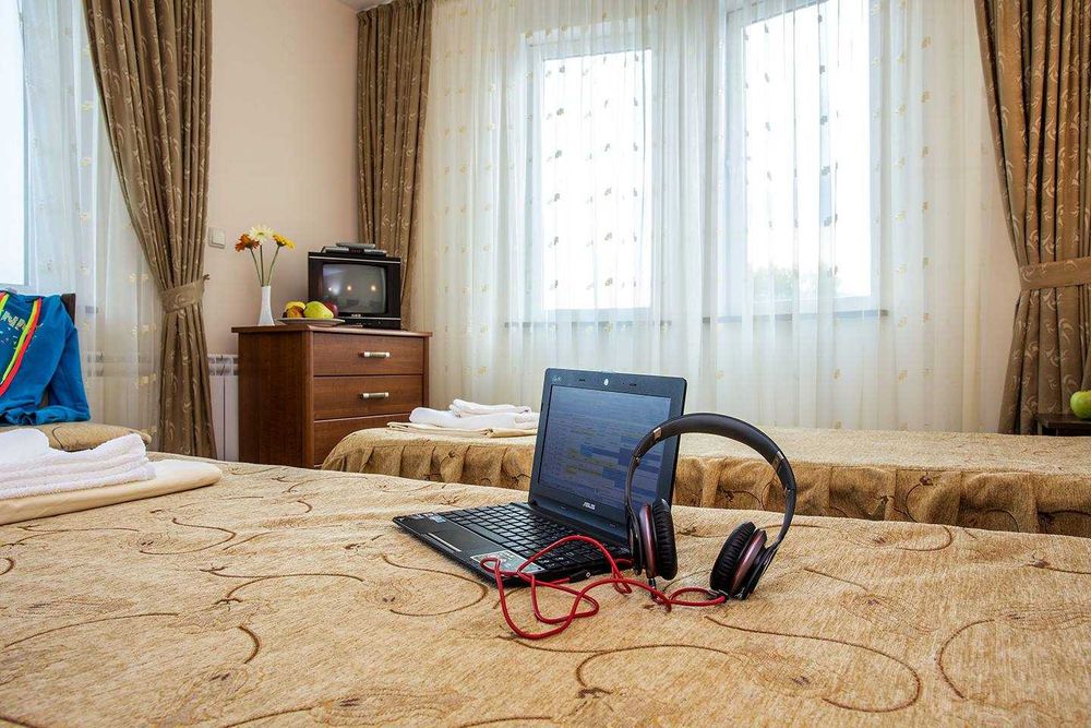 Дава се под наем Хотел в с. Главатарци, Област Кърджали - 1000 кв.м за 1299000 € - Снимка #16