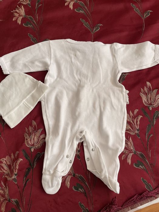 Нарядный костюм для младенца и платье.