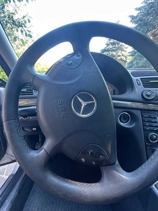 Лек автомобил Mercedes E-220