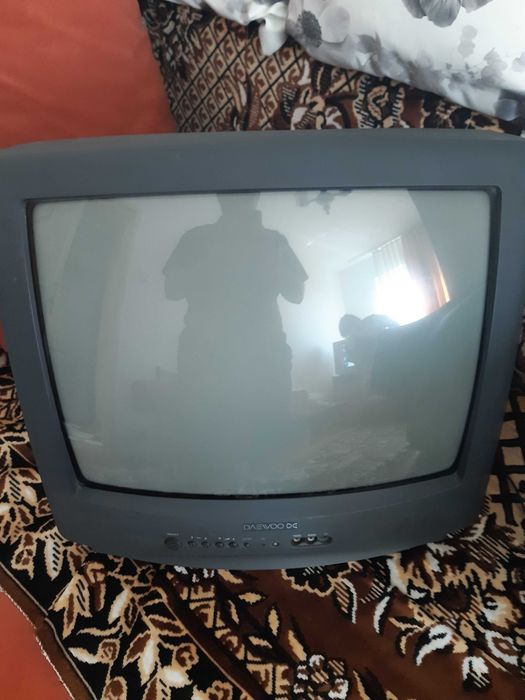 Vand trei televizoare cu tub diagonala de 60 cm