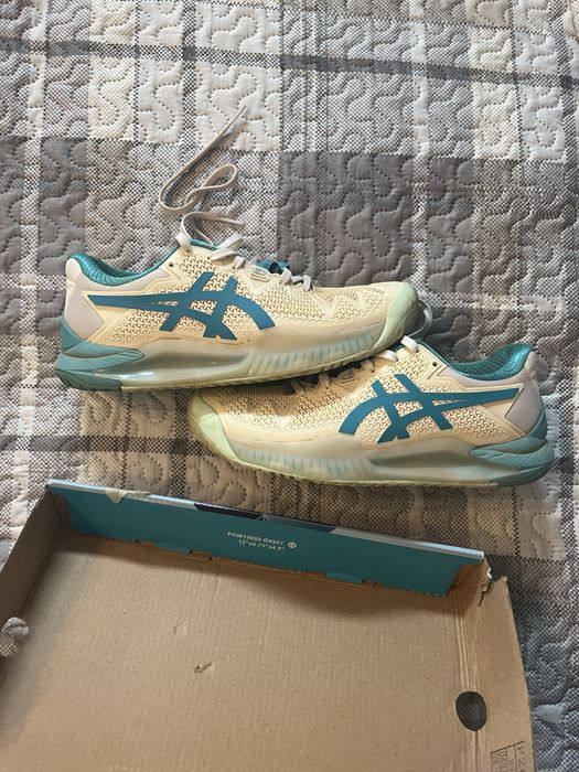 Adidasi prntru tenis, suprafata zgura