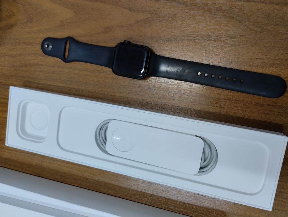 Продам Apple Watch SE 40mm