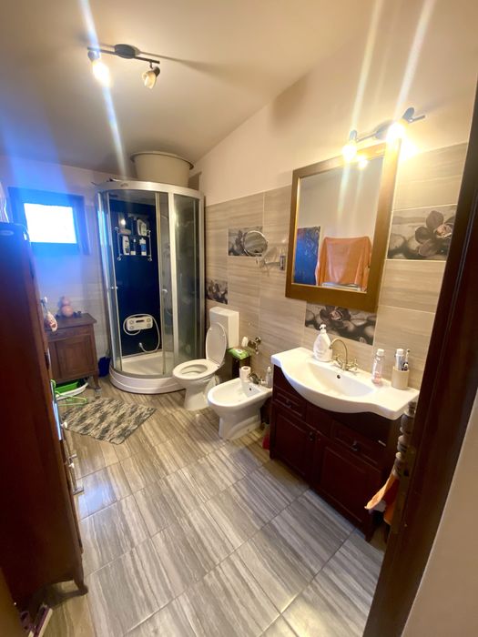 Vând casa 4 dormitoare , panouri fotovoltaice noi