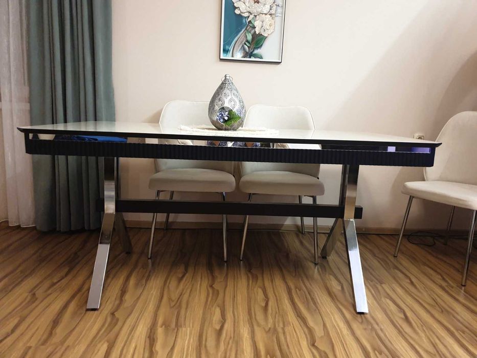 Голяма бяла трапезна маса