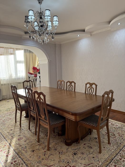 Қонақ бөлмесіне арналған әдемі, кең үстел сатылады