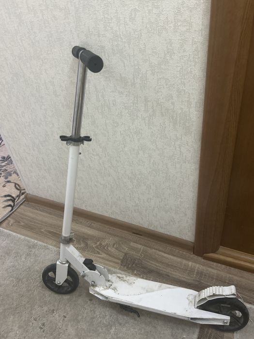 Детский самокат белый