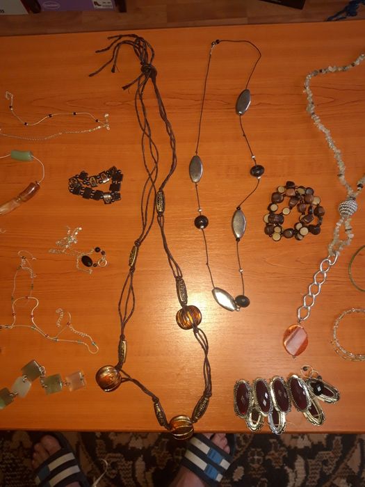 Vand o plasa intreaga de margele,coliere, bratari