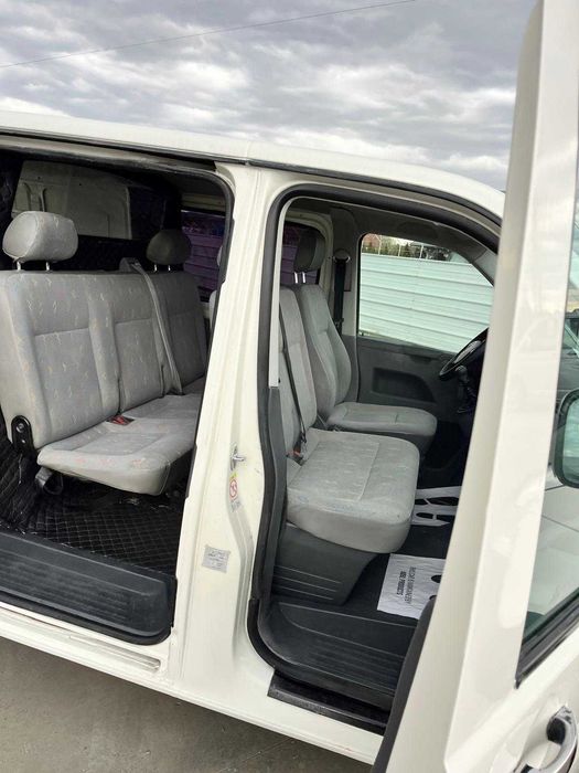 Vand Volkswagen Transporter T5 cu 6 locuri și dubă an 2007 maxim de lung