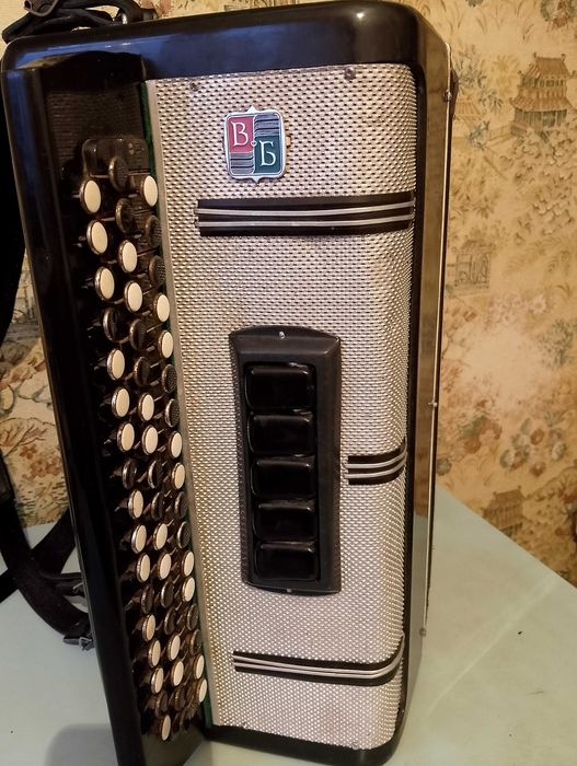 Продам баян Тембр.