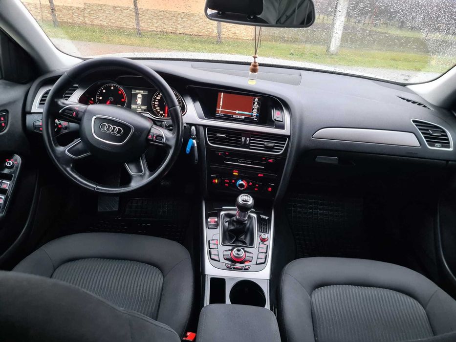 Audi A4 Facelift- 2.0 TDI / Navi / Pilot / Senzori / Carlig