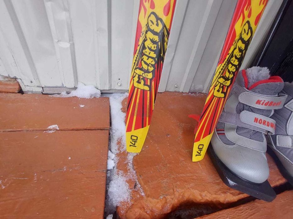 Продам детские лыжи