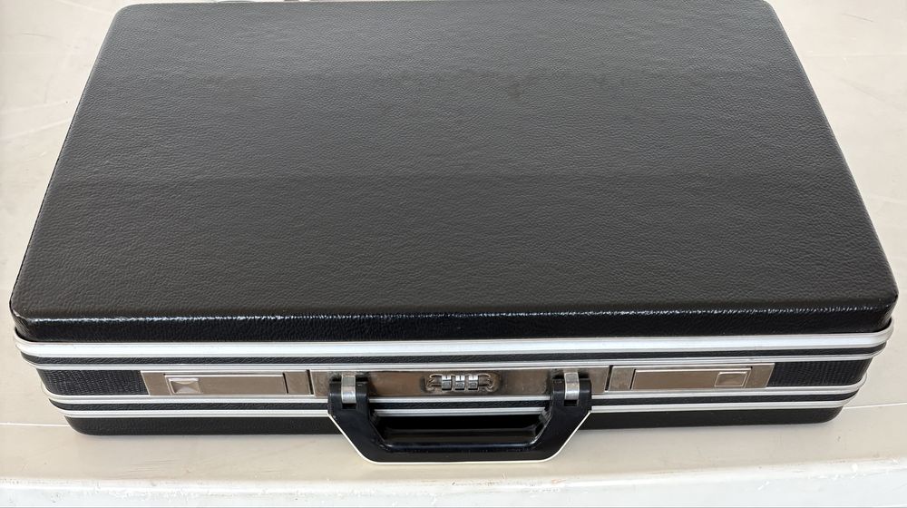 Geanta diplomat cu cifru