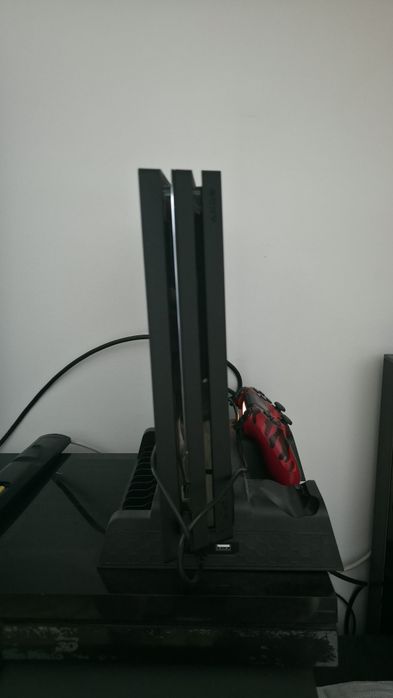 Vand PS 4 PRO într-o stare excelentă