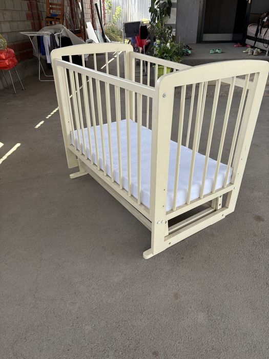 Манежка для ребенка и стул